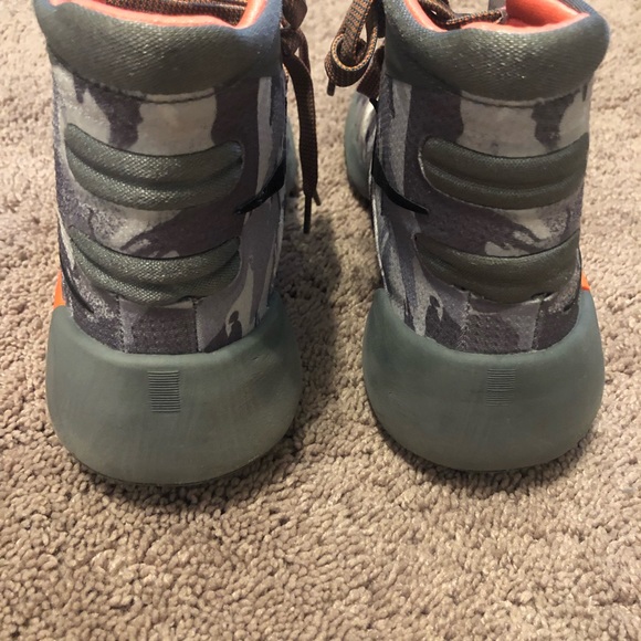 Nike Kids Hyperdunk 2015 Basketball Shoe - Picture 3 of 8